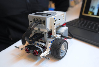 EV3 robot equipped with distance sensor.